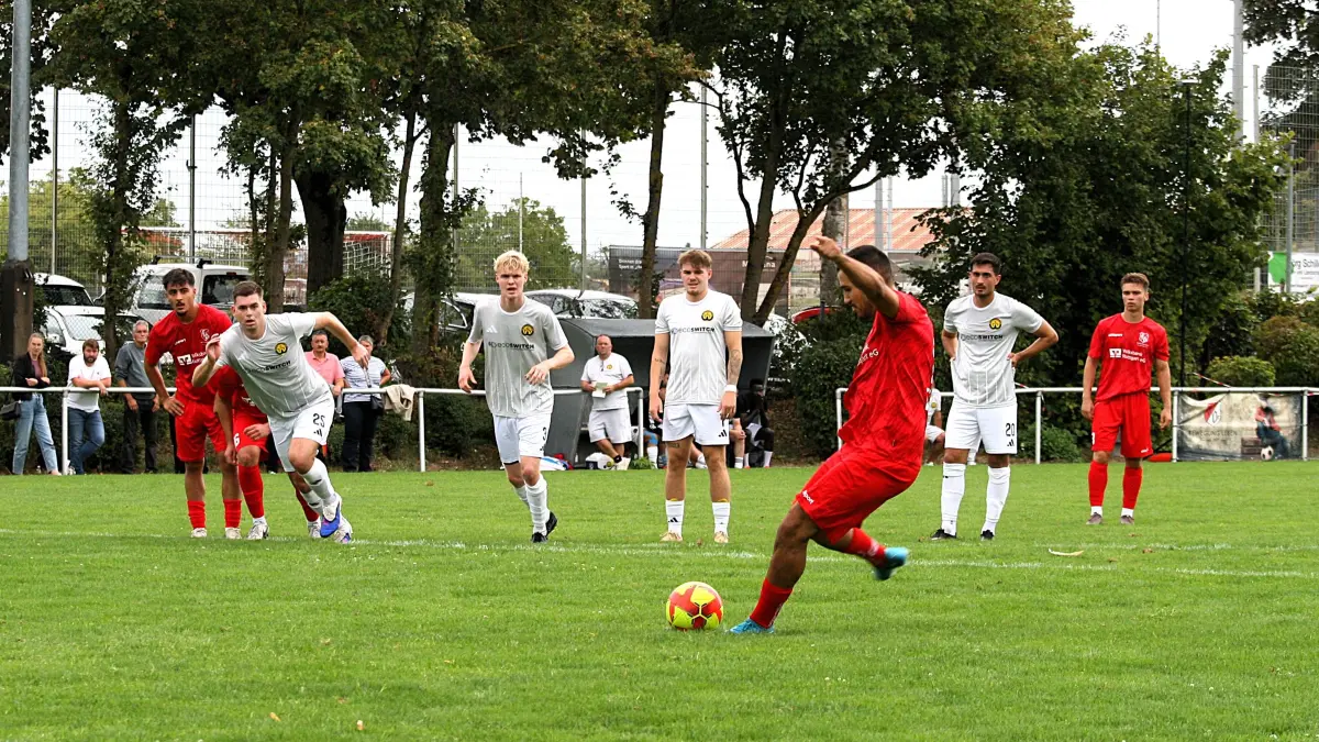 Fußball, Landesliga, TV Oeffingen gegen TSV Crailsheim, Haris Gudzevic, Torschütze zum 1:0 (beim Elfmeter)