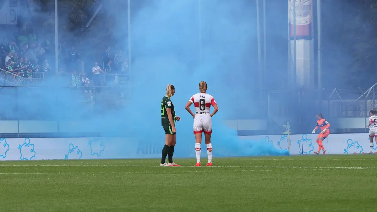 Fußball VfB Stuttgart vs. VfL Wolfsburg: Stuttgart , Google Pixel Frauen-Bundesliga VfB Stuttgart vs VfL Wolfsburg , Blaue Rauch durch Pyro , Pyros *** Stuttgart, Google Pixel Women s Bundesliga: VfB Stuttgart vs. VfL Wolfsburg, blue smoke from pyrotechnics, pyrotechnics