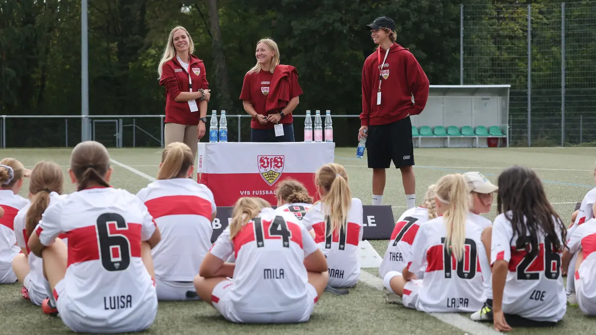 BAU // Stuttgart , Fußball Frauenspieltagscamp des VfB Stuttgart , von links: Janina Hechler / Leonie Schetter / Rosa Rückert