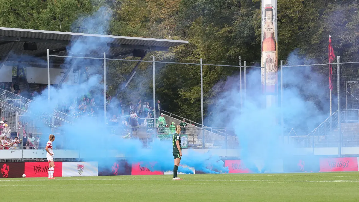 Stuttgart , Google Pixel Frauen-Bundesliga VfB Stuttgart vs VfL Wolfsburg , blauer Rauch durch Pyro *** Stuttgart, Google Pixel Women s Bundesliga: VfB Stuttgart vs. VfL Wolfsburg, blue smoke from pyrotechnics