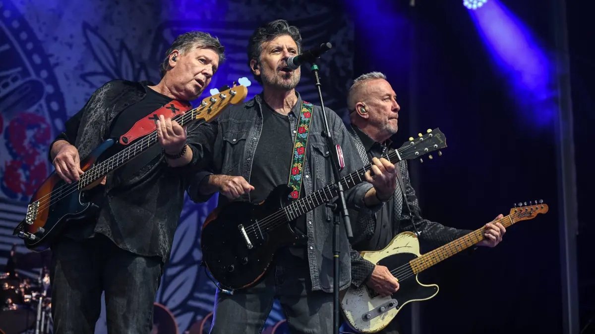 The Hooters 45 Years Anniversary Tour, Ebern, Schloß Eyrichshof Deutschland, Ebern, Schloß Eyrichshof - 30 Jul 2025 - Rösler Open Air - The Hooters 45 Years Anniversary Tour Image: Fran Smith Jr., Eric Bazilian and John Lilley, of The Hooters, preforming in the courtyard of Schloß Eyrichshof during their 45 Years Anniversary Tour Ebern Schloß Eyrichshof Bayern Deutschland Copyright: xPresseFotoxEvansx