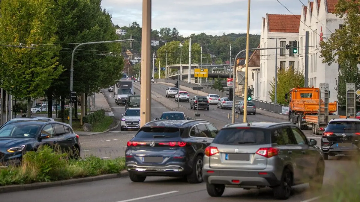 Vogelsangbrücke Esslingen - Freie Fahrt aus der Esslinger Innenstadt heraus: Die Sperrung der Adenauerbrücke hatte auch am ersten Morgen nach den Sommerferien keinen Stau zur Folge.