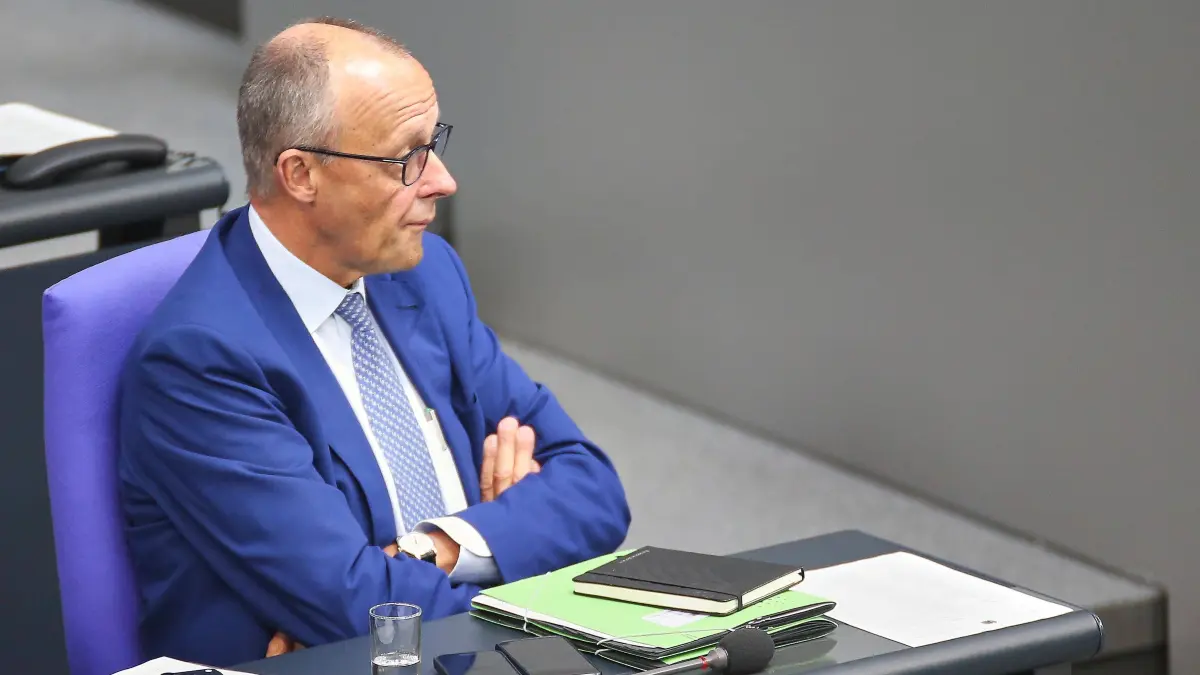 Friedrich Merz hält sich derzeit mit öffentlichen Auftritten merklich zurück. Offenbar wartet er er ab, wie die beiden Landtagswahlen am kommenden Sonntag ausgehen und wie er sich trotz enormen Drucks weiter im Amt halten kann.
