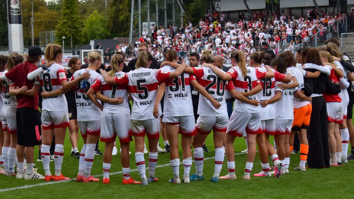13.09.2026, xmkrzx, Fussball Google Pixel Frauen-Bundesliga, VfB Stuttgart - VfL Wolfsburg v.l. Mannschaftskreis der VfB Stuttgart Frauen nach dem Spiel *** September 13, 2026, xmkrzx, Soccer, Google Pixel, Women s Bundesliga, VfB Stuttgart vs. VfL Wolfsburg, The VfB Stuttgart women s team huddling after the game