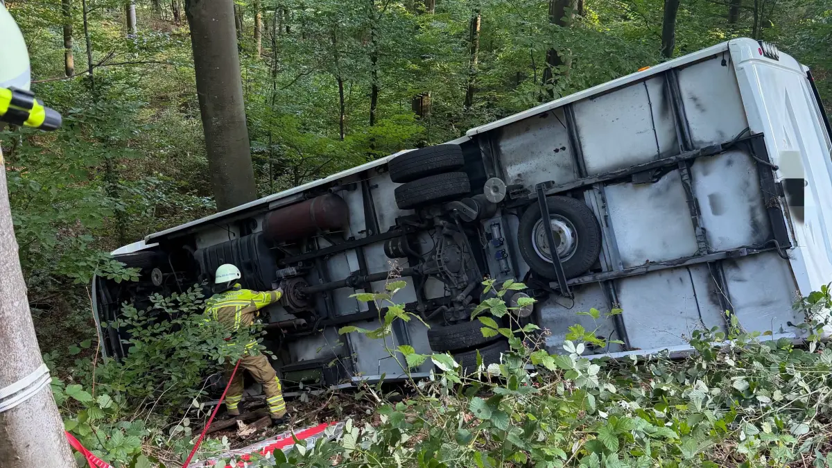 Die Feuerwehr Beilstein sichert das Wohnmobil im unwegsamen Gelände.