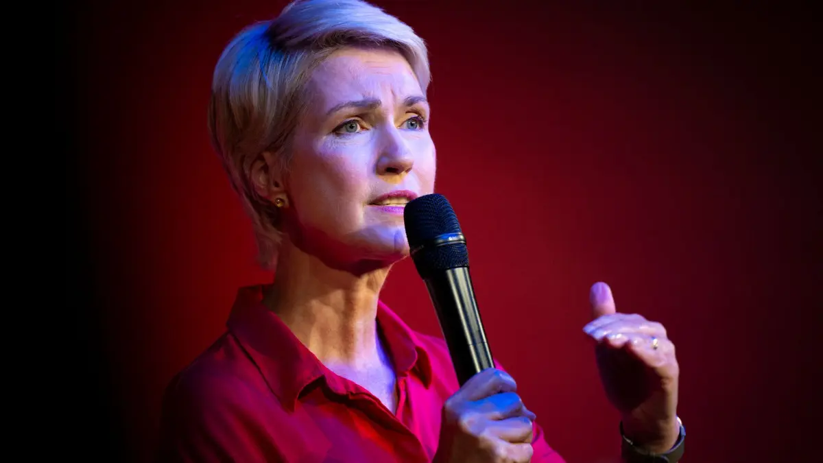 Landtagswahlkampf in Mecklenburg-Vorpommern - SPD: 14.09.2026, Mecklenburg-Vorpommern, Rostock: Manuela Schwesig (SPD), Ministerpräsidentin von Mecklenburg-Vorpommern, spricht bei einem Bürgerdialog in Rostock. In Mecklenburg-Vorpommern wird am 20. September ein neues Landesparlament gewählt. Foto: Philip Dulian/dpa +++ dpa-Bildfunk +++