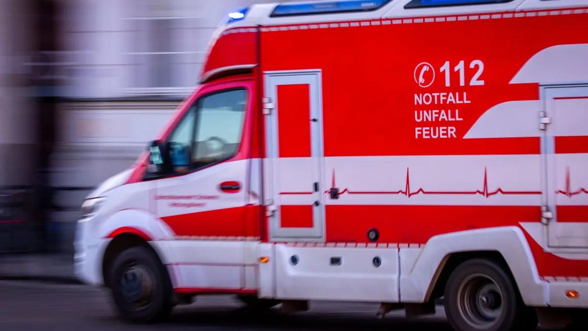 Badeunfall: ARCHIV - 07.03.2025, Mecklenburg-Vorpommern, Schwerin: Ein Rettungswagen fährt mit Blaulicht bei einem Noteinsatz durch die Innenstadt. (Aufnahme mit langer Belichtungszeit) (zu dpa: «Auto überschlägt sich – Fahrerin schwer verletzt») Foto: Jens Büttner/dpa +++ dpa-Bildfunk +++