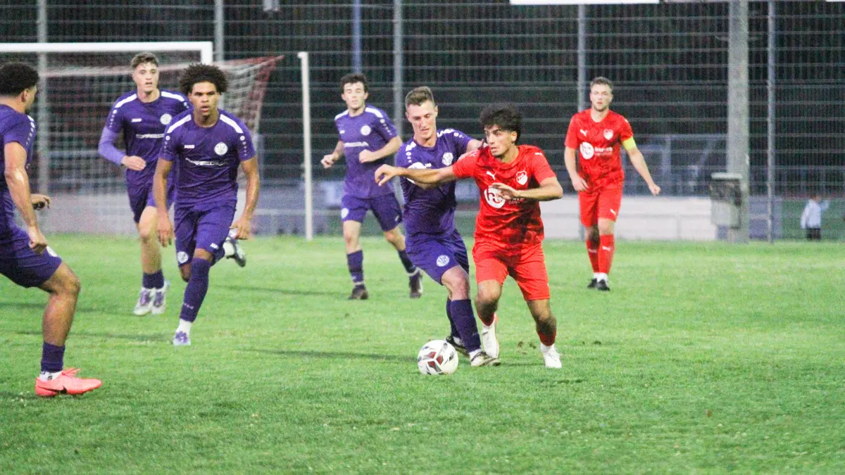 Viele Bernhausener, aber Neuhausens Louis Dao weiß genau, wo der Ball hin soll.