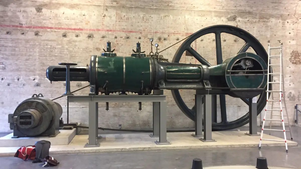Die alte Dampfmaschine trieb Generatoren an.