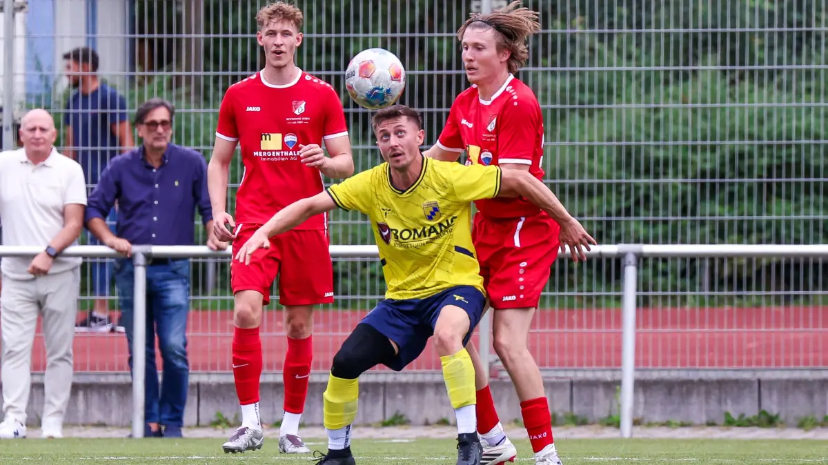 Fussball TV Stetten i.R.-TV Oeffingen II vorn: Alexander Schetter (TV Stetten), dahinter Elias Lehmann