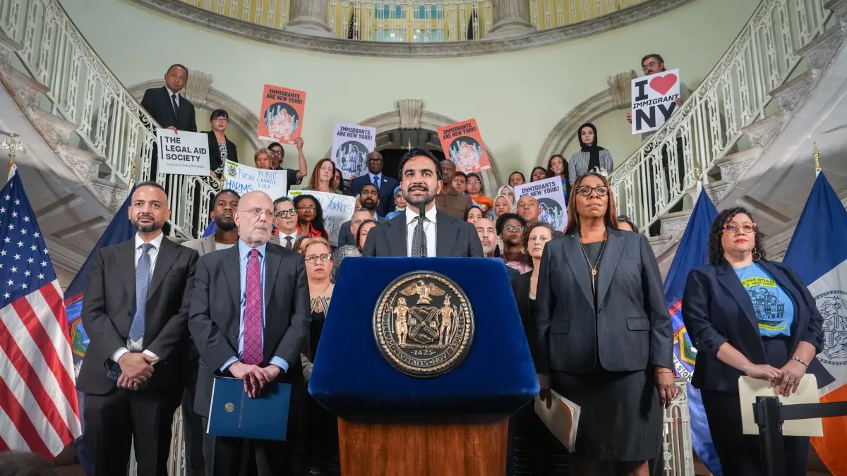 Einwanderung - New York: 14.09.2026, USA, New York: Der New Yorker Bürgermeister Zohran Mamdani spricht anlässlich der Bekanntgabe einer Klage, die von New York und 21 weiteren Bundesstaaten gegen die neue „Public Charge“-Regelung der Bundesregierung eingereicht wurde. Foto: Ryan Murphy/FR172324 AP/AP/dpa +++ dpa-Bildfunk +++