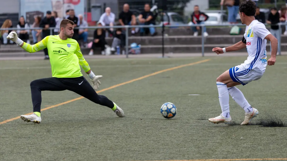 Fußball TV Aldingen (blau) - FC Marbach (weiß), 9 Lionel Abbo, Foto: Andreas Essig