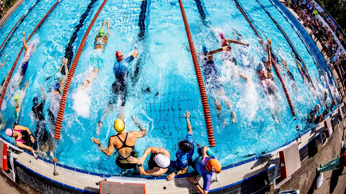 Volles Becken beim Esslinger Insel – Swim & Run: Während einige Athleten bereits auf der Strecke sind, starten andere gerade ins Rennen.