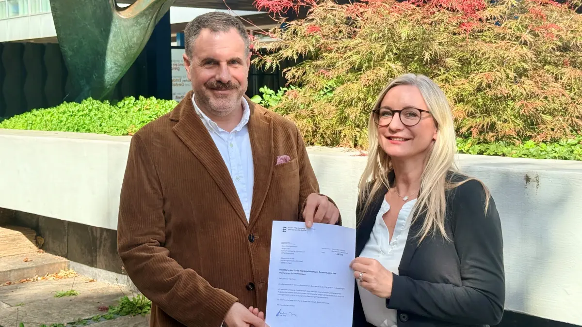 Janette Reiser, Schulreferentin am Regierungspräsidium Stuttgart, überreicht Jürgen Herr das Bestellungsschreiben von Kultusminister Andreas Jung. Quelle: GiPS/Christian Sommer (jpg).