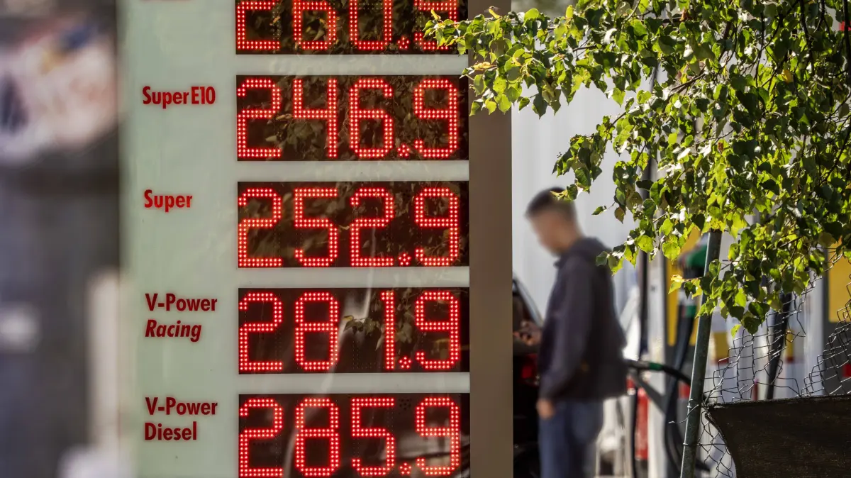 Neue Rekordpreise an der Tankstelle, ein Liter Diesel kostet hier aktuell 2,60 Euro, Super E10 kostet 2,46 Euro, Super E5 2,52 Euro, Shell Tankstelle am Mittleren Ring, München, 15. September 2026: Neue Rekordpreise an der Tankstelle, ein Liter Diesel kostet hier aktuell 2,60 Euro, Super E10 kostet 2,46 Euro, Super E5 2,52 Euro, Shell Tankstelle am Mittleren Ring, München, 15. September 2026 Deutschland, München, 15. September 2026, hohe Spritpreise an der Tankstelle, ein Liter Diesel kostet hier aktuell 2,60 Euro, Super E10 kostet 2,46 Euro, Super E5 kostet 2,52 Euro, Spritpreise sind wegen des Irankrieges stark gestiegen, Kunde beim Tanken, Shell Tankstelle am Mittleren Ring, mittags um 12:30 Uhr, Bayern, *** New record prices at the gas station: a liter of diesel currently costs 2.60 euros here, Super E10 costs 2.46 euros, and Super E5 costs 2.52 euros, Shell gas station on the Mittlerer Ring, Munich, September 15, 2026 German