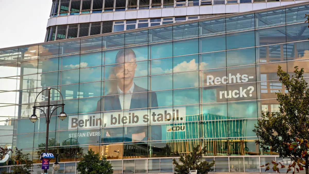Wahlwerbung mit CDU-Spitzenkandidaten für Berlin, Stefan Evers, an der Front der Bundesgeschäftsstelle des Konrad-Adenauer-Hauses.