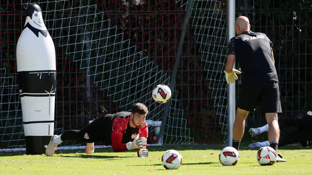 VfB Stuttgart Training: 2026.09.15, Deutschland, Stuttgart, Fußball VfB Stuttgart Training, v.l. Dennis Seimen, Torwartrainer Steffen Krebs *** September 15, 2026, Germany, Stuttgart, VfB Stuttgart soccer practice from left: Dennis Seimen, goalkeeper coach Steffen Krebs