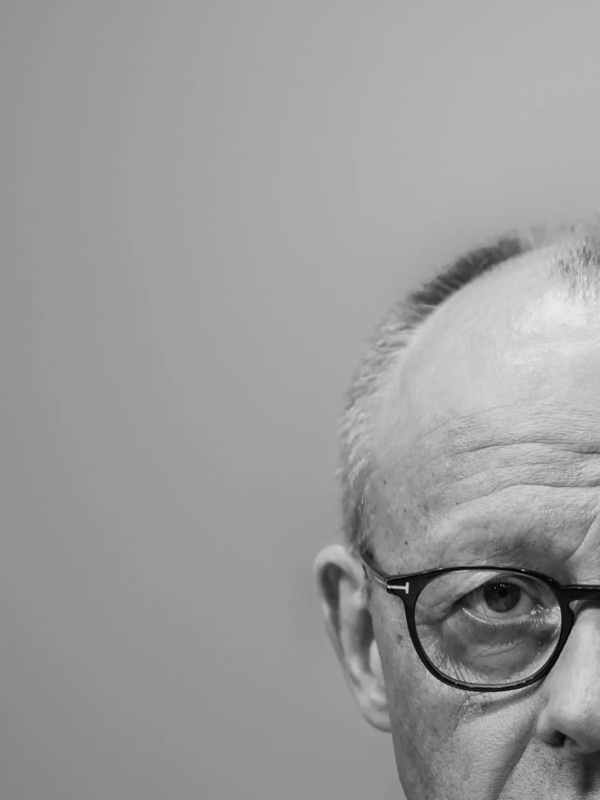 Rein rechtlich gesehen wäre ein solcher Kanzlerwechsel möglich, aber nur unter bestimmten Voraussetzungen. Politisch würde er sicherlich für größere Verwerfungen sorgen oder im schlimmsten Fall die CDU spalten.