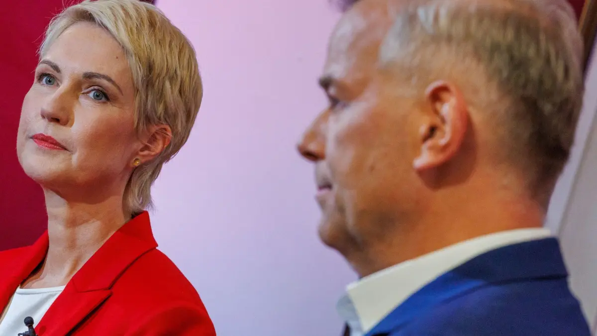 TV-Duell vor Landtagswahl Mecklenburg-Vorpommern: ARCHIV - 09.09.2026, Mecklenburg-Vorpommern, Schwerin: Manuela Schwesig (SPD), die Ministerpräsidentin von Mecklenburg-Vorpommern und Spitzenkandidatin für die Landtagswahl, und Leif-Erik Holm, Ministerpräsidentenkandidat der AfD für die Landtagswahl in Mecklenburg-Vorpommern stehen vor einem TV-Duell für die Sender ntv und Ostseewelle im Schweriner Schloss vor den Kameras. (zu dpa: «Schwesig gegen Holm: Zwei Spitzenkandidaten, ein Wahlkreis») Foto: Jens Büttner/dpa +++ dpa-Bildfunk +++