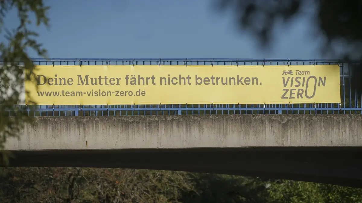 Banner: Rutesheim - Zum Schulstart weisen vielerorts Plakate und Banner darauf hin, langsam und rücksichtsvoll zu fahren. Manchmal auch mit Humor. An der Umgehungsstraße bei Rutesheim hängen an 2 Brücken große Banner mit dem Spruch: "Deine Mutter fährt nicht betrunken"