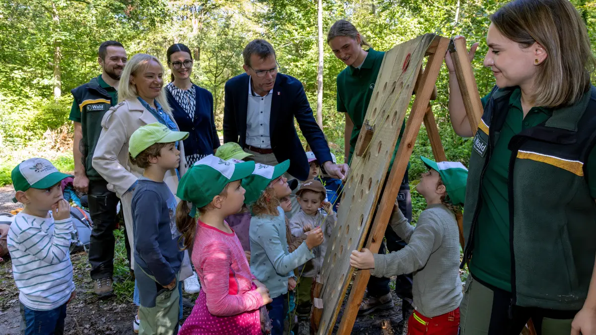 Bietigheim
Waldgebiet
Brandholz
Walderlebnispfad im Brandholz zu "Wusels tierische Sommerolympiade" des Landkreises LB
Die Ingersheimer Bürgermeisterin Simone Lehnert(links) und ihr Bietigheim-Bissinger Kollege Michael Wolf ließen sich die einzelnen Stationen von Forstleuten und Kindern des Waldkindergartens vorführen.