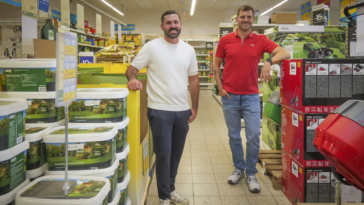 WdS: Weil der Stadt Weilderstadt - Die neu gegründete WdS Handel & Service GmbH plant zum 1. Dezember 2026 die Übernahme des bisherigen BayWa Bau- und Gartenmarktes in Weil der Stadt. Nach einer Modernisierung soll der Standort Ende Februar 2027 als hagebau kompakt neu eröffnet werden. Hinter der WdS Handel & Service GmbH stehen unter anderem Unternehmer, die auch an hagebau bolay beteiligt sind. Im Bild: Gianluca Crepaldi (links) und Maximilian Hoffart (rechts)