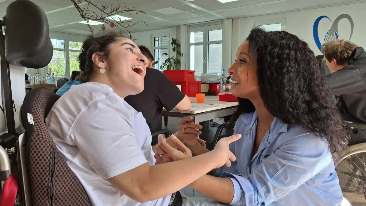 Rojda Gümül und Brenda Rattay-Schülke (links)