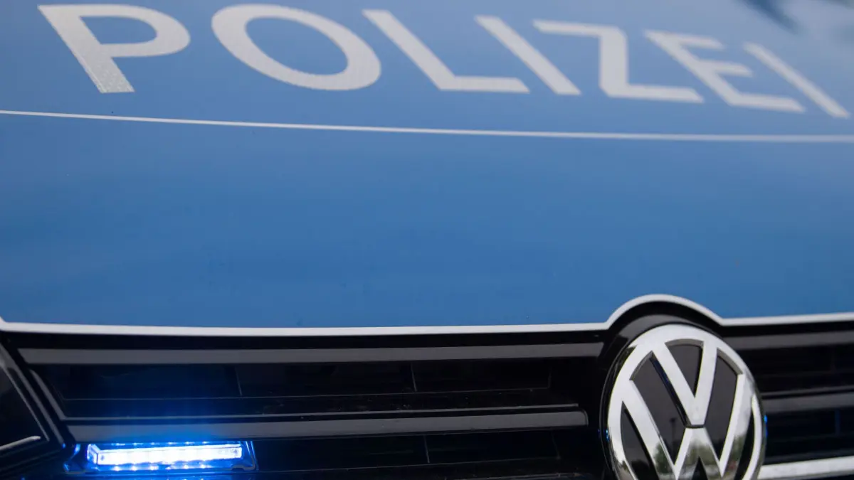 Polizei: ARCHIV - 15.05.2019, Bayern, Dachau: Ein Blaulicht leuchtet an einer Polizeistreife. (zu dpa: «Vermummter Mann soll 45-Jährigen auf Party getötet haben») Foto: Lino Mirgeler/dpa +++ dpa-Bildfunk +++