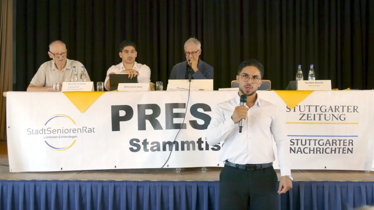 Ranzi Awat-Nabi berichtet beim Pressestammtisch des Stadtseniorenrats Leinfelden-Echterdingen über seine gewaltsame Abschiebung aus Deutschland. Mit auf dem Podium (v.): Moderator Bernhard Volks, Bilal Awat Nabi und Redakteur Jörg Nauke.