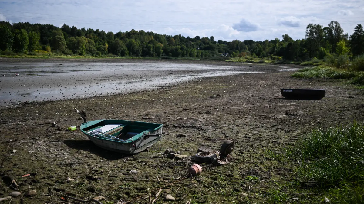 Poland's Zywiec Lake reservoir with low water levels as dry weat: Poland s Zywiec Lake reservoir with low water levels as dry weat ZYWIEC, POLAND- SEPTEMBER 15: Boats on dry soil on the Zywiec water reservoir with low water levels due to the ongoing drought in Poland in Zywiec, Poland on September 15, 2026. Zywiec Lake is a reservoir on the Sola River in southern Poland. It was created in 1966, when several villages in the area were flooded following the construction of a dam. The central Eastern European country has been heavily affected by the intense European drought and high temperatures, with several water reservoirs at low water levels and rivers establishing records for low levels. Omar Marques / Anadolu Zywiec Poland. Editorial use only. Please get in touch for any other usage. PUBLICATIONxNOTxINxTURxUSAxCANxUKxJPNxITAxFRAxAUSxESPxBELxKORxRSAxHKGxNZL Copyright: x2026xAnadoluxOmarxMarquesx
