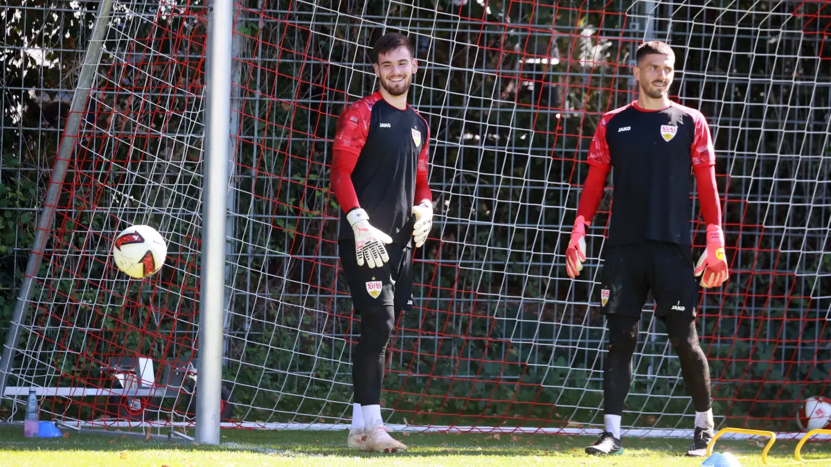 15.09.26 VfB Stuttgart Training: 15.09.26 VfB Stuttgart Training Deutschland, Stuttgart, 15.09.2026, Fussball, Bundesliga, Saison 2026/2027, VfB Stuttgart Training: v.l. Dennis Seimen, Fabian Bredlow. *** September 26, 2015 VfB Stuttgart Training Germany, Stuttgart, September 15, 2026, Soccer, Bundesliga, 20262027 Season, VfB Stuttgart Training from left Dennis Seimen, Fabian Bredlow