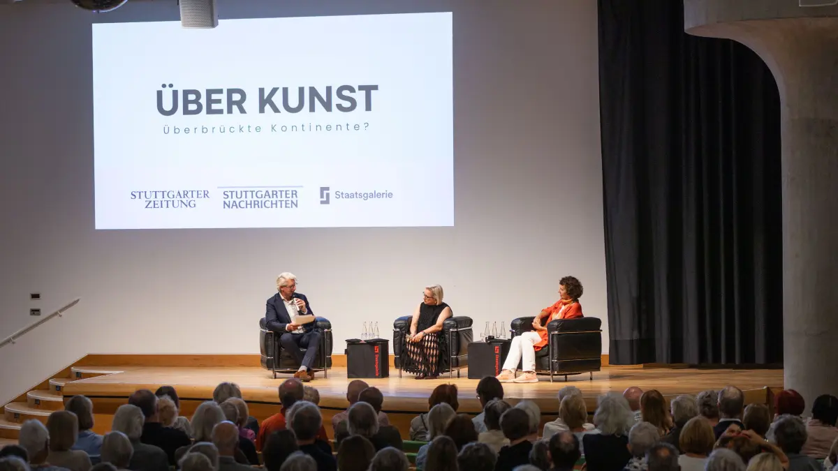 Stuttgart, Baden-Württemberg, 14.09.2026:
Die Gesprächsreihe »Über Kunst« findet in der Staatsgalerie unter dem Titel „Überbrückte Kontinente?“ statt. Nikolai Forstbauer (StZN) spricht mit Eva-Maria Seng (Rektorin der Staatlichen Akademie der Bildenden Künste Stuttgart) und Christiane Lange (Direktorin der Staatsgalerie Stuttgart).
Im Bild: v.l.n.r. Nikolai Forstbauer, Eva-Maria Seng und Christiane Lange
Notiz: No model release. Kein Einverständnis für Werbung, keine Weitergabe an Dritte.