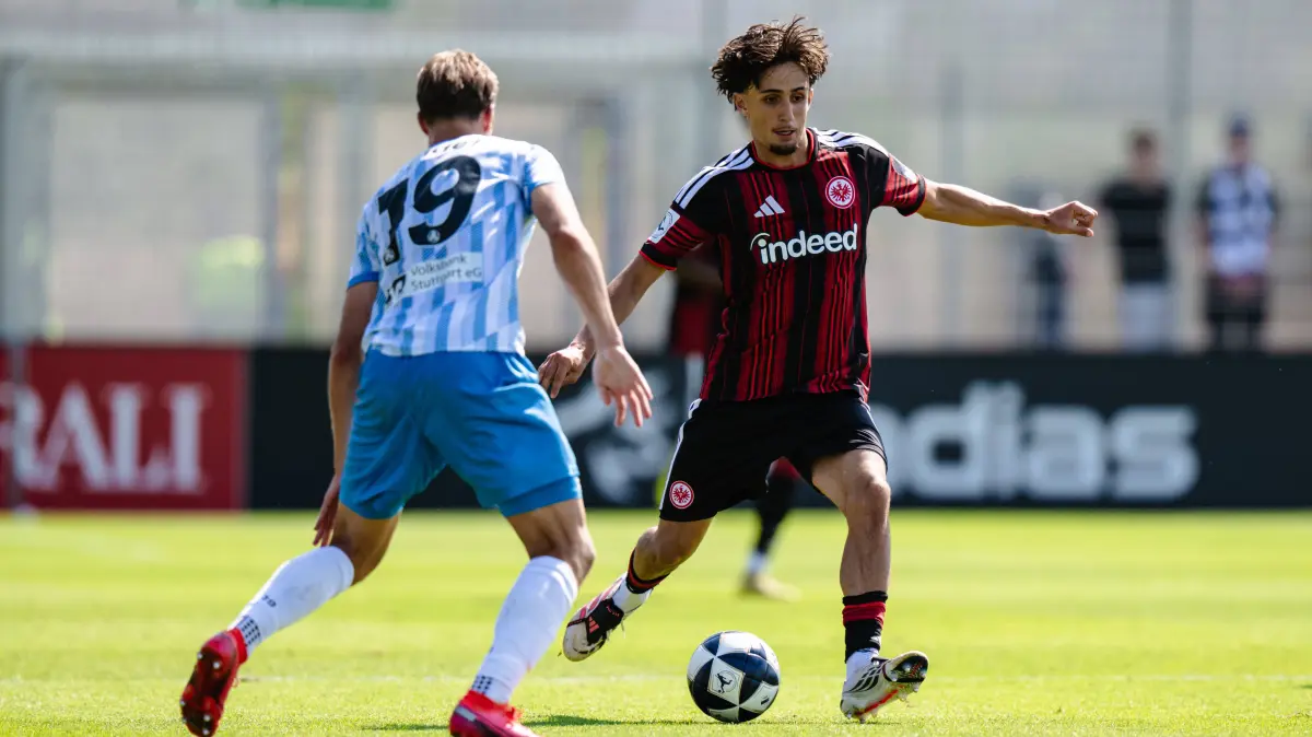 Nico Fundel SV Stuttgarter Kickers, 19 Eintracht Frankfurt II vs. SV Stuttgarter Kickers, Fussball, Regionalliga Suedwest, 2. Spieltag, Saison 2026/2027, 15.08.2026 Eibner-Pressefoto/Attila Ziga Eintracht Frankfurt II vs. SV Stuttgarter Kickers, Fussball, Regionalliga Suedwest, 2. Spieltag, Saison 2026/2027, 15.08.2026 Dreiech *** Nico Fundel, SV Stuttgarter Kickers, 19 Eintracht Frankfurt II vs. SV Stuttgarter Kickers, Soccer, Regionalliga Southwest, Matchday 2, 20262027 Season, August 15, 2026 Eibner Press Photo Attila Ziga Eintracht Frankfurt II vs. SV Stuttgarter Kickers, Soccer, Regionalliga Southwest, Matchday 2, 20262027 Season, August 15, 2026 Dreiech Copyright: xEibner-Pressefotox EP_AZA