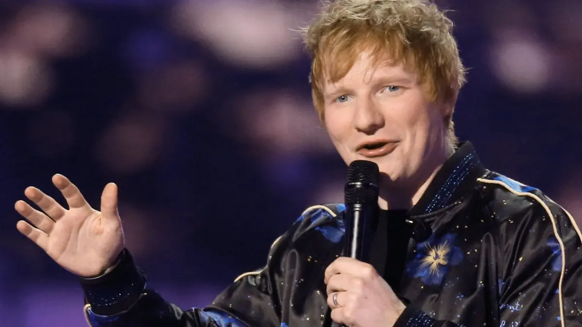 Ed Sheeran: ARCHIV - 08.02.2022, Großbritannien, London: Ed Sheeran, britischer Popstar, steht auf der Bühne und nimmt den Preis für den Songwriter des Jahres bei den Brit Awards 2022 entgegen. (zu dpa: «Sheeran: Veranstalter entschied über Macklemore-Aus bei Tour») Foto: Joel C Ryan/AP/dpa +++ dpa-Bildfunk +++