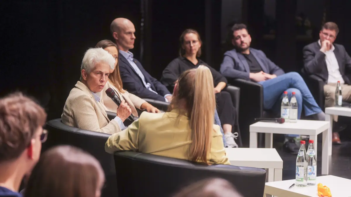 Podiumsdiskussion: Leonberg - Podiumsdiskussion Leonberger Jugendausschuss u.a. mit Special Guest Marie-Agnes Strack-Zimmermann (weisses Haare, helle Jacke), Vorsitzende des Ausschusses für Sicherheit und Verteidigung im Europäischen Parlament. Thema: Zeitenwende“: Jugendliche diskutieren mit Gästen aus Politik . Auch im Bild. SPD-Politikerin und Bundestagsabgeordnete Jasmine Hostert (lange dunkle Haare, Helle Jacke), Mitgleid des Landtags / die Grüne Peter Seimer (glatze) , Landesjugendsekretärin bei der Gewerkschaft Verdi Sarah Zimmermann , Bürgermeister von Ostelsheim Ryyan Alshebl (graue Jacke, schwarzes t-shirt) und Mitgleid des Landtags Albrecht Stickl (dunle Jacke, weisses T-shirt)