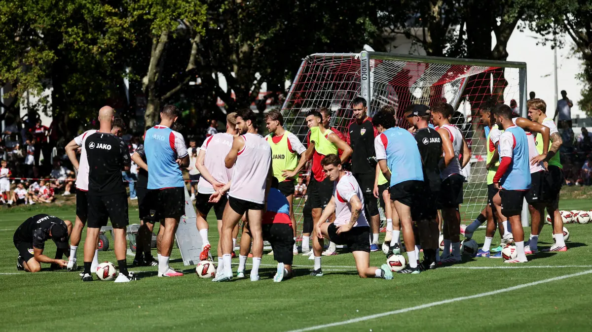 VfB Stuttgart Training: BAU // 2026.09.15, Deutschland, Stuttgart, Fußball VfB Stuttgart Training, die Spieler bilden einen Kreis