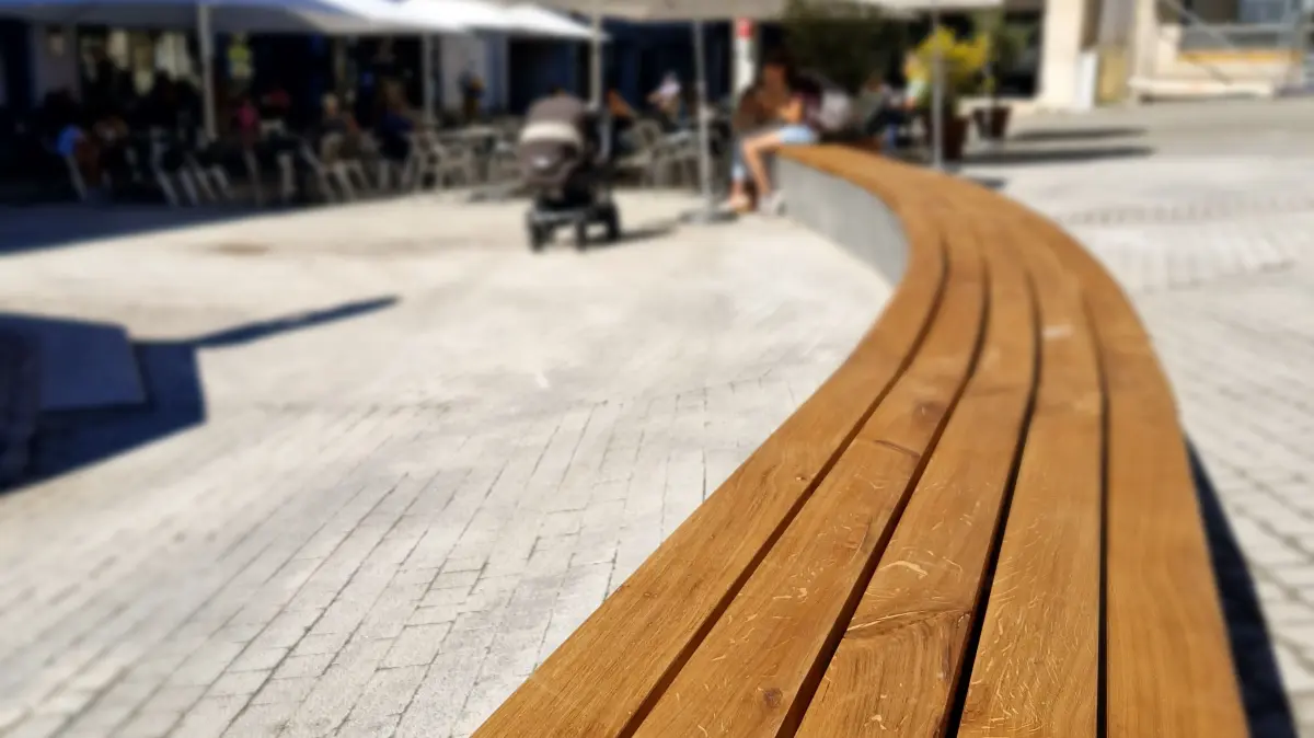 Bank am Martkbrunnen bekommt eine neue Sitzauflage