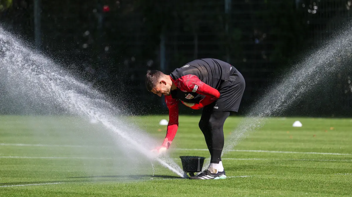 VfB Stuttgart Training: BAU // 2026.09.15, Deutschland, Stuttgart, Fußball VfB Stuttgart Training, Fabian Bredlow macht sich seine Torwarthandschuhe nass