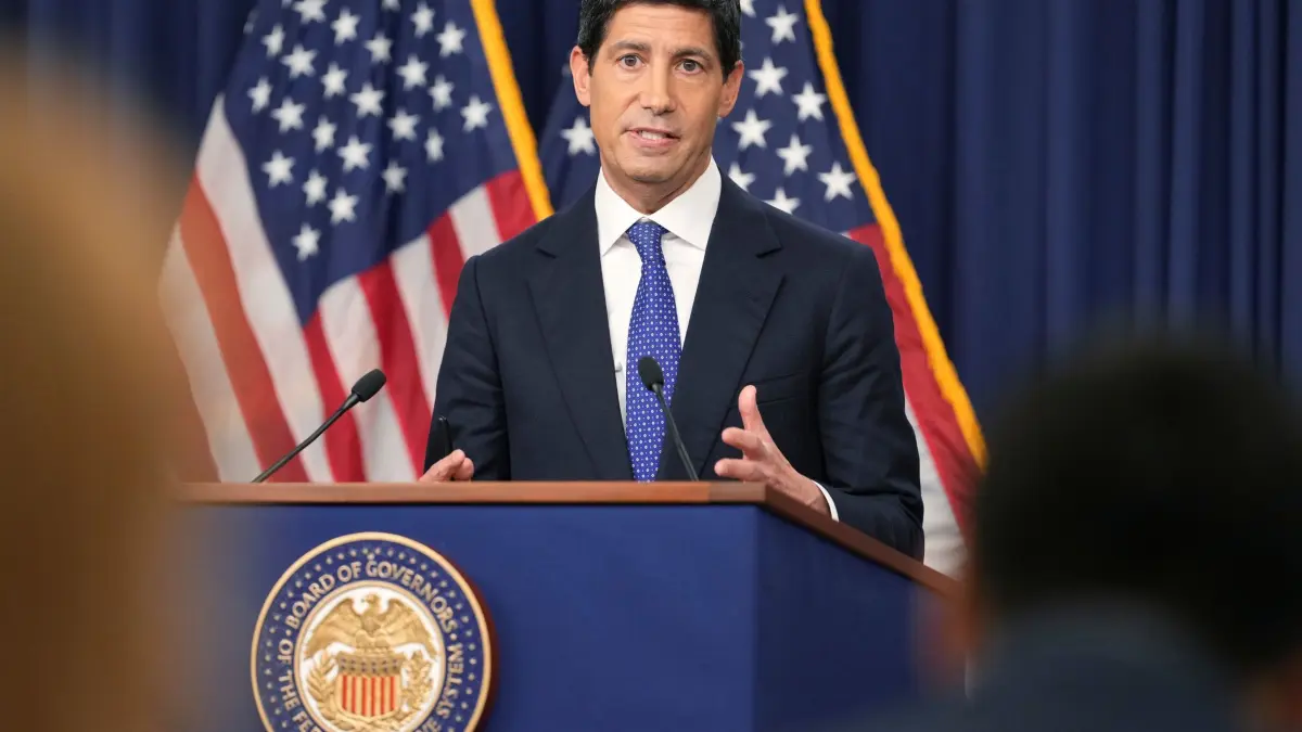 US-Notenbank erhöht Leitzins: 16.09.2026, USA, Washington: Kevin Warsh, Vorsitzender des Federal Reserve Board, spricht bei einer Pressekonferenz bei der Federal Reserve. Erstmals seit mehr als drei Jahren erhöht die US-Notenbank den Leitzins. Foto: Mark Schiefelbein/AP/dpa +++ dpa-Bildfunk +++