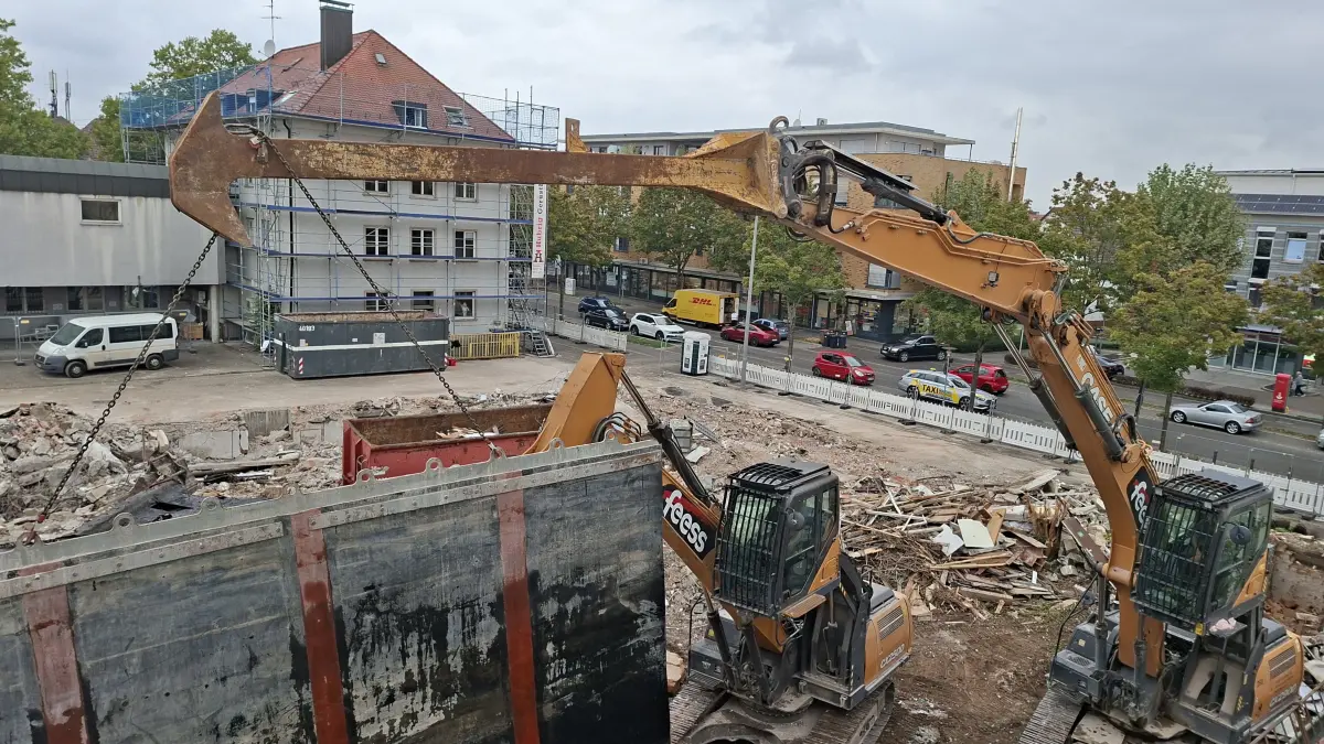 Viel Staub und Schutt: Abbrucharbeiten auf dem Fellbacher Postareal. Das alte Postamt im Hintergrund bleibt allerdings stehen, wird saniert und um eine Etage aufgestockt.