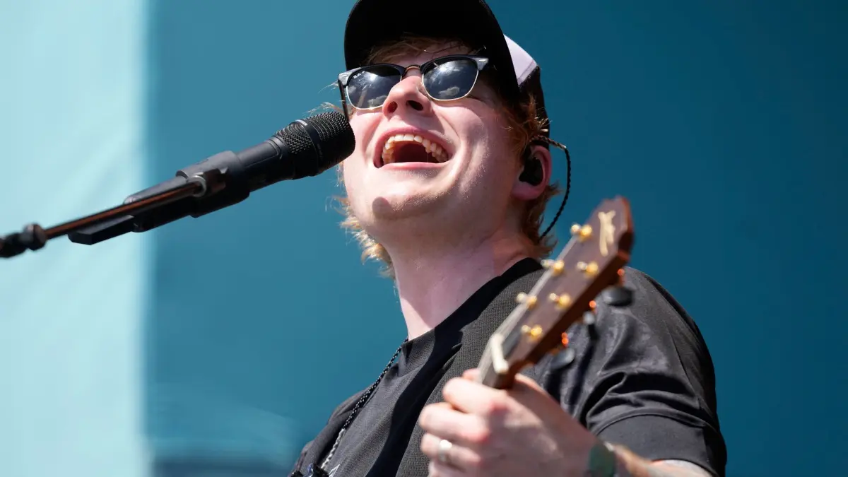 Ed Sheeran: ARCHIV - 04.05.2024, USA, Miami Gardens: Sänger Ed Sheeran tritt vor dem Qualifying für den Großen Preis von Miami auf dem Miami International Autodrome auf, Samstag, 4. Mai 2024, in Miami Gardens, Florida (AP Photo/Wilfredo Lee). (zu dpa: «Ed Sheeran verliert nach Macklemore-Aus weitere Support-Acts») Foto: Wilfredo Lee/AP/dpa +++ dpa-Bildfunk +++