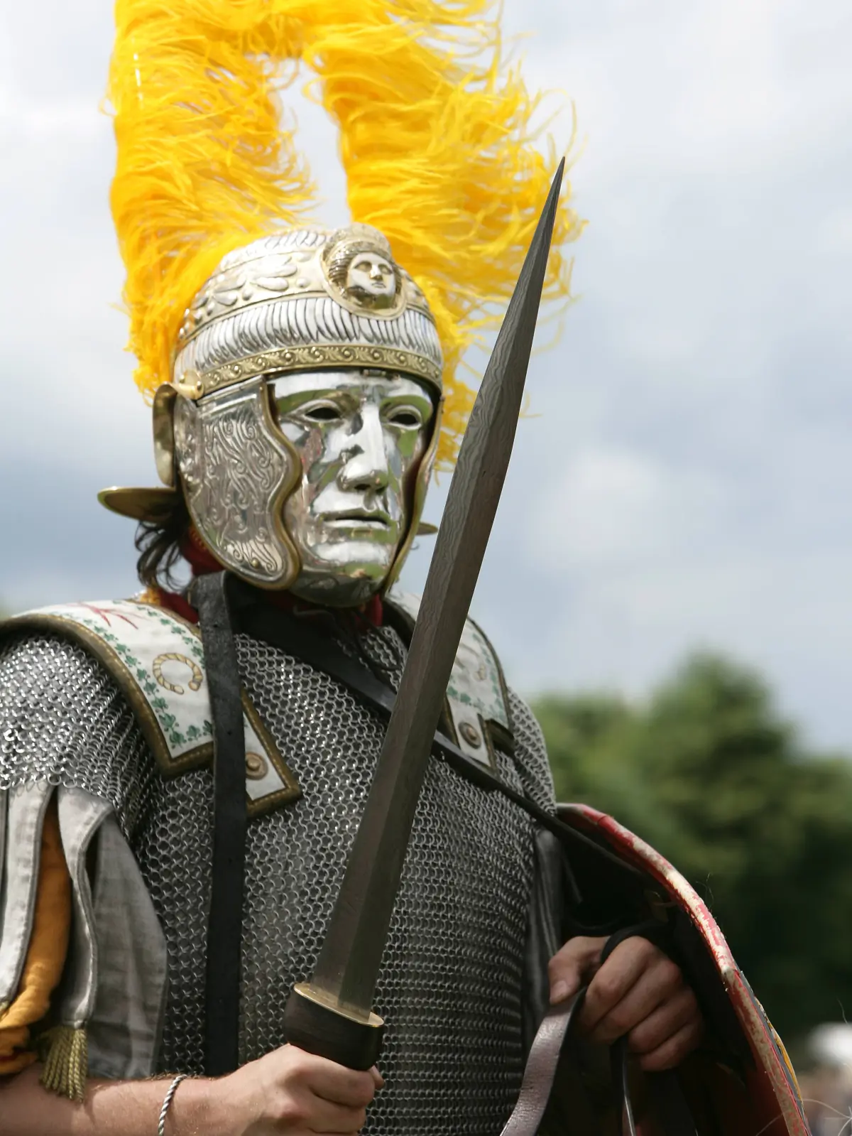Römischer Legionär mit Maske während einer Kavallerievorführung anlässlich des Römerfestes in Xanten (Archivfoto). Er trägt das für die Reitertruppen typische Langschwert, die Spatha.