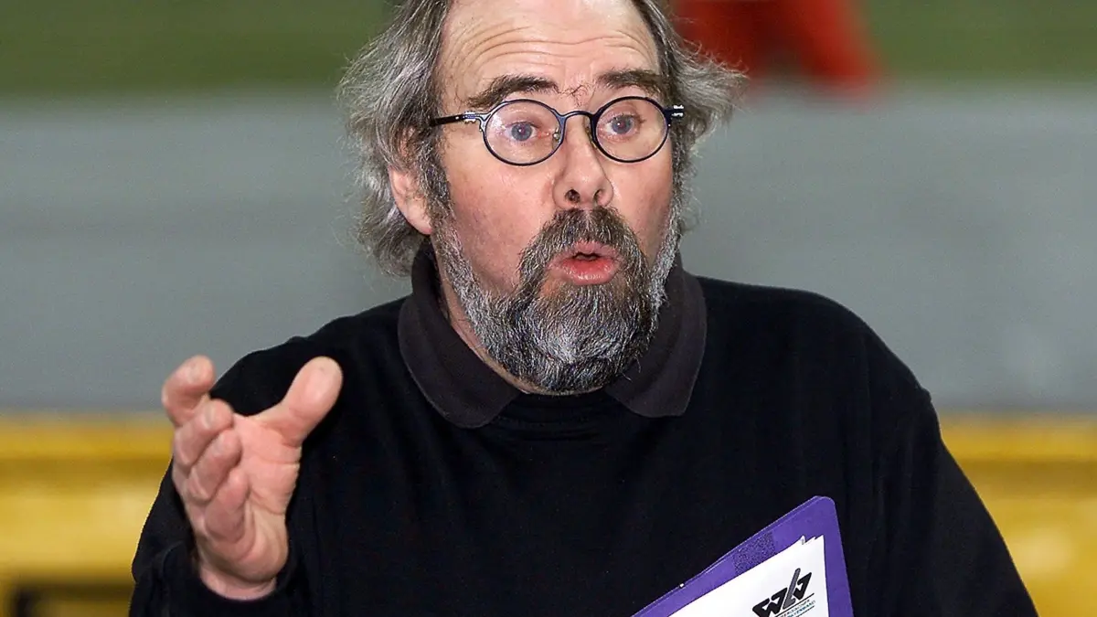 Fred Eberle: ARCHIV - 02.02.2002, Baden-Württemberg, Stuttgart: Leichtathletik-Trainer Fred Eberle gestikuliert. Der ehemalige Hammerwerfer kümmerte sich seit Anfang der 90er Jahre um die Defizite im Nachwuchsbereich. (zu dpa: «Leichtathletik-Vordenker Fred Eberle gestorben») Foto: Pressefoto Baumann/dpa +++ dpa-Bildfunk +++