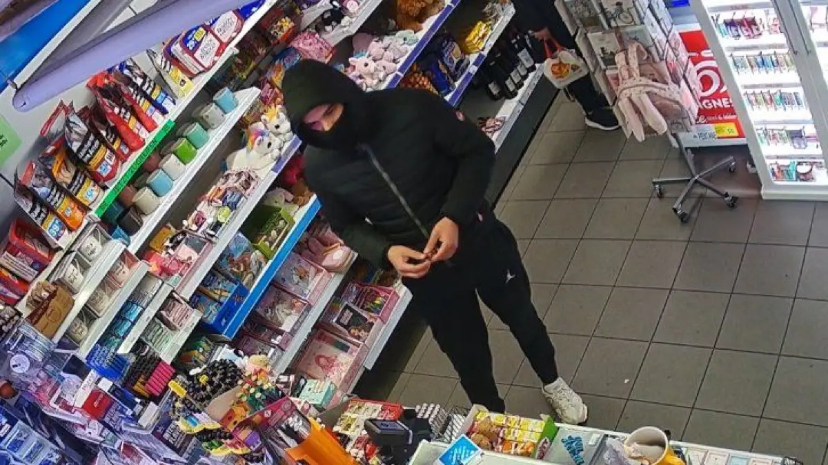Kriminalpolizei des Polizeipräsidiums Ludwigsburg fahndet mit Fotos nach einem Tankstellenräuber