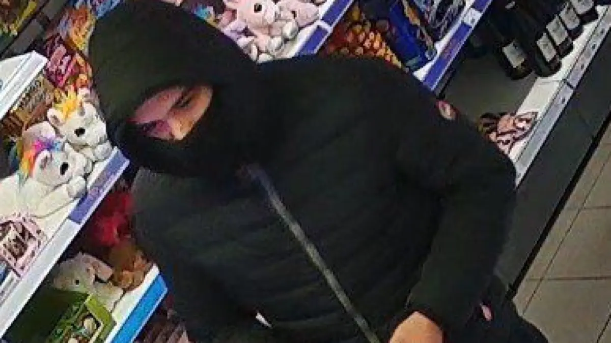 Kriminalpolizei des Polizeipräsidiums Ludwigsburg fahndet mit Fotos nach einem Tankstellenräuber