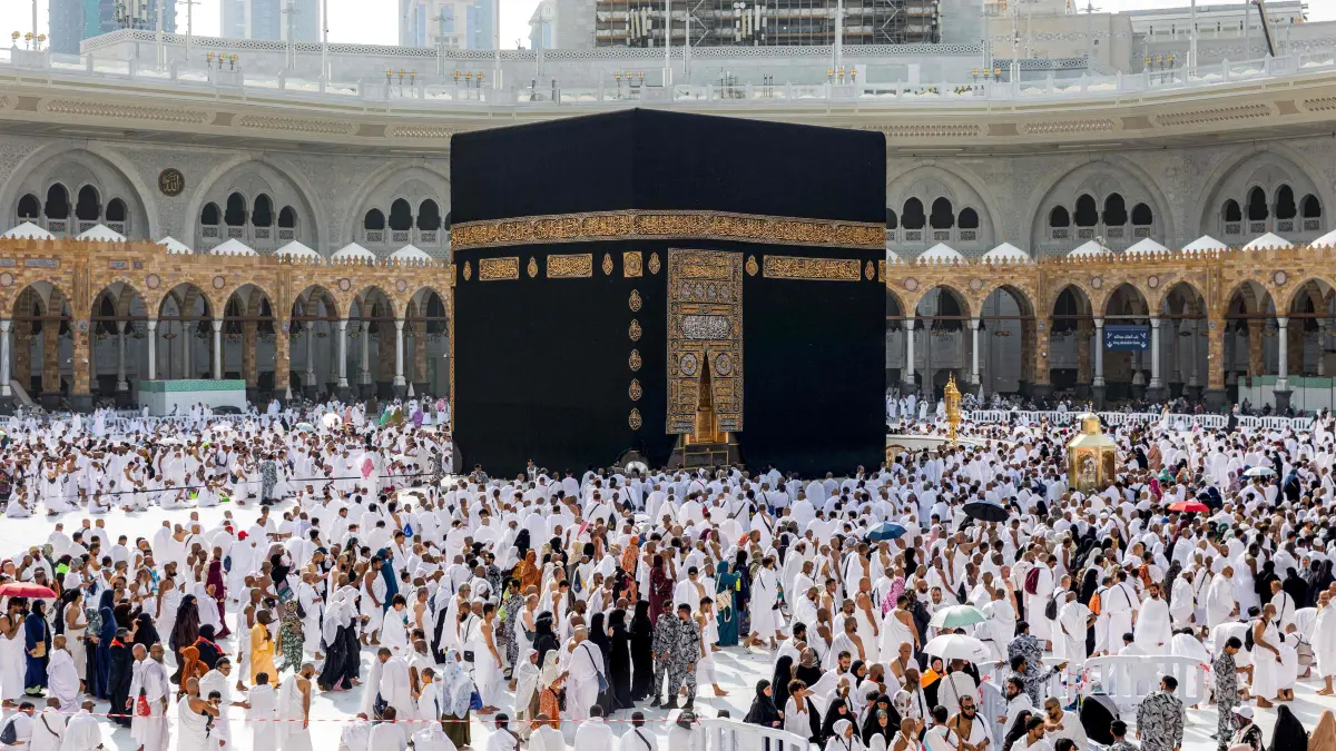 SAUDI-RELIGION-ISLAM: People and pilgrims gather around the Kaaba, Islam's holiest shrine, at the Grand Mosque Complex in Saudi Arabia's holy city of Mecca on September 16, 2026. (Photo by AFP)
