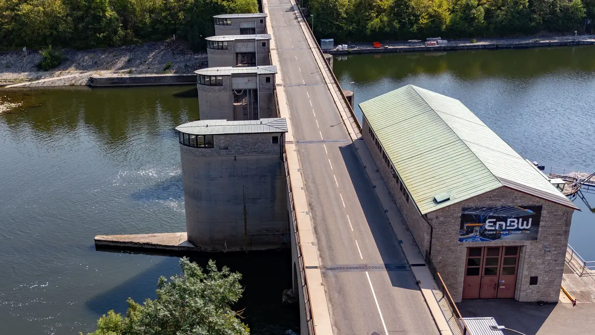Die derzeit für Fahrzeuge gesperrte Neckarbrücke muss neu gebaut werden.