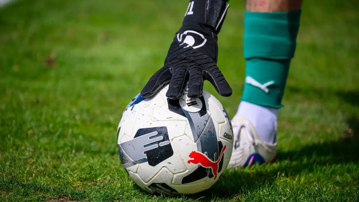25.04.2026 - Fussball Amateurfussball - Saison 2025 2026 - Bayernliga - 31. Spieltag: FSV Stadeln - ATSV Erlangen / - xwoxzix - Feature Impression Symbolbild Symbolfoto - Handschuh Torwarthandschuh auf Spielball Ball PUMA *** 25 04 2026 Football amateur football season 2025 2026 Bayernliga 31 matchday FSV Stadeln ATSV Erlangen xwoxzix feature impression symbol image symbol photo glove goalkeeper glove on match ball ball PUMA