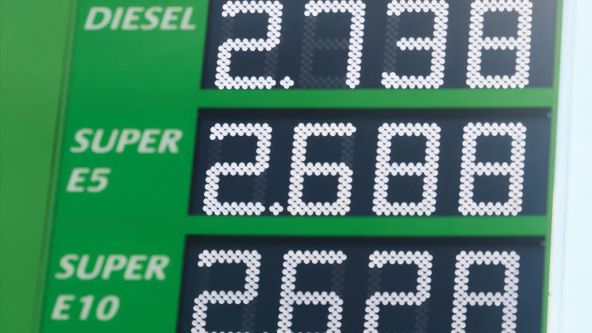 Benzinpreis: 16.09.2026, Sachsen, Dresden: Eine Preistafel zeigt an einer Tankstelle in der Stadt die Kraftstoffpreise an. Foto: Robert Michael/dpa +++ dpa-Bildfunk +++