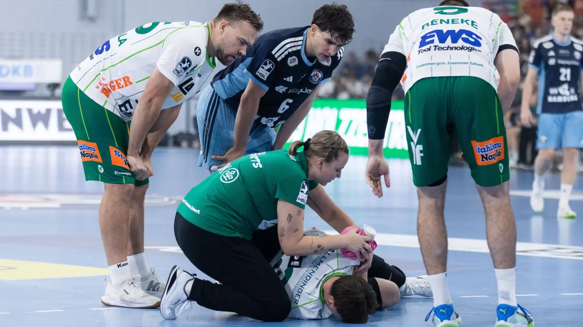 Ole PREGLER FRISCH AUF Goeppingen, 23 verletzt sich im Spiel an der Schulter, mit Physiotherapeutin Katharina Lessig GER, HC Hamburg vs. FRISCH AUF Goeppingen, Handball, Bundesliga, 4. Spieltag, Spielzeit 2026/2027, 13.09.2026, GER, HC Hamburg vs. FRISCH AUF Goeppingen, Handball, Bundesliga, 4. Spieltag, Spielzeit 2026/2027, 13.09.2026, Hamburg *** Ole PREGLER of FRISCH AUF Goeppingen, No. 23, injures his shoulder during the game with physical therapist Katharina Lessig GER, HC Hamburg vs. FRISCH AUF Goeppingen, handball, Bundesliga, Matchday 4, 20262027 season, September 13, 2026, GER, HC Hamburg vs. FRISCH AUF Goeppingen, Handball, Bundesliga, Matchday 4, 20262027 season, September 13, 2026, Hamburg Copyright: xEibnerxPressefoto/OliverxSchmidtx EP_OST